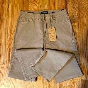 NWT Lucky Brand jeans. Size 30x32.